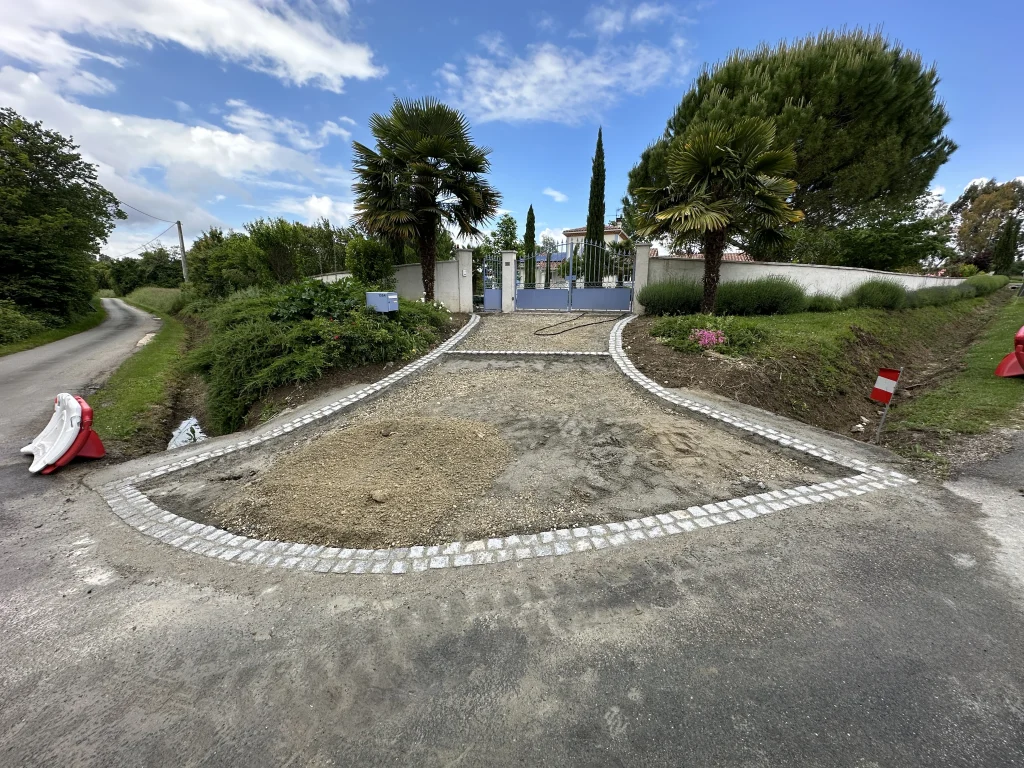 Réalisation allée béton désactivé par NCS Travaux Publics