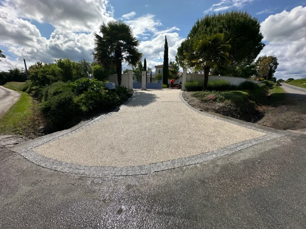 Réalisation allée béton désactivé par NCS Travaux Publics