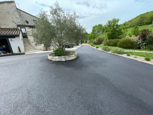 Cours en enrobé NCS Travaux Publics